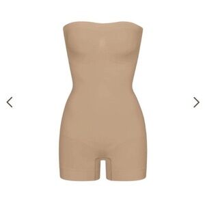 SKIMS SEAMLESS SCULPT STRAPLESS SHORTIE BODYSUIT CLAY XXS